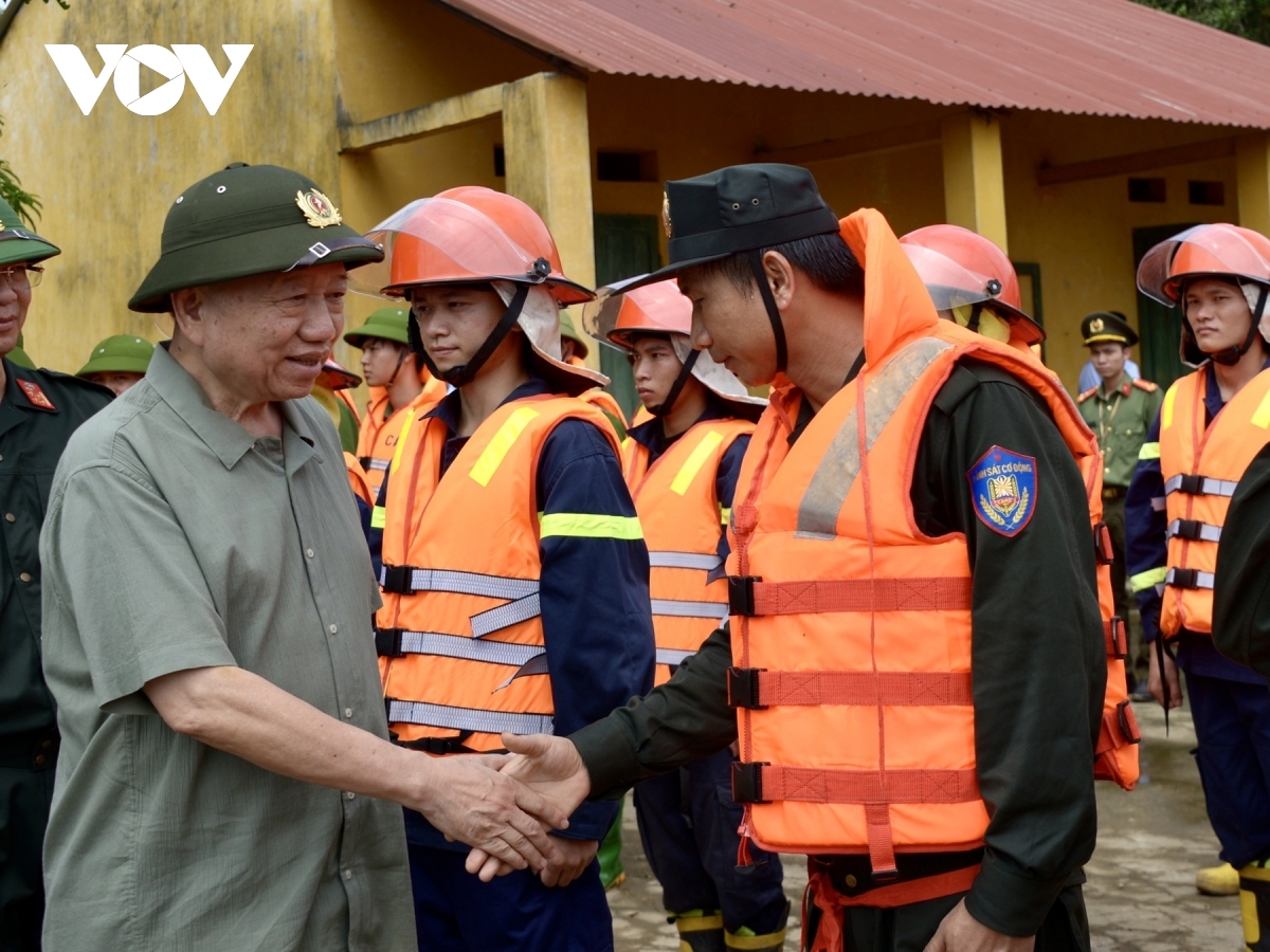 Top Party, State leader makes field trip to flood-hit areas in Tuyen Quang